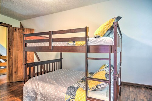 'Mallard’s Rest' Waterfront Hot Springs Home!