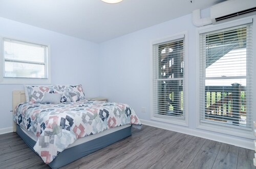 Inexpensive, oceanfront unit near the pier with spanning ocean views