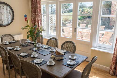 4-Bedroom luxury cottage sleeping up to 8, access to indoor heated pool, tennis court and golf cours