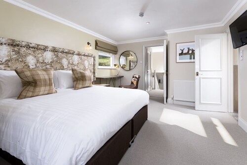Luxury 3-bedroom pet friendly cottage with indoor heated pool, gym, Jacuzzi, sauna and tennis court