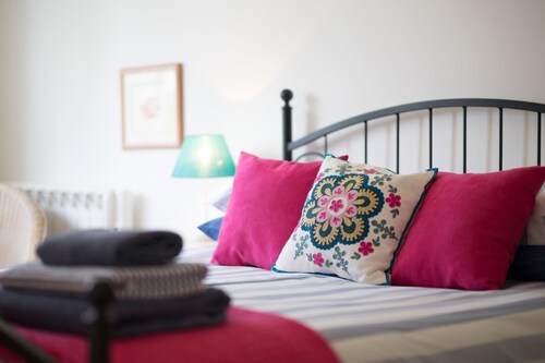Charming Cottage With Beautiful Private Garden And Countryside Views Located Close to Coast
