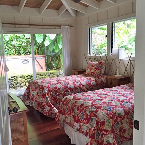 Steps to the Beach! Great Beach and Ocean Views! Hot Tub ! Sleeps 10!