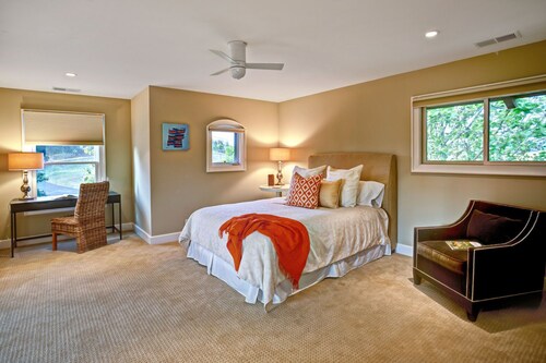 Private Wine Country Retreat-Luxury estate, pool, hot tub, 3 miles to town