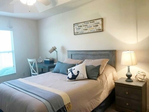 Walk To Lake Sumter Landing! Amazing 3 Bdrm Villa w/Bikes, WiFi, Golf Cart!
