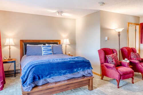 Cute, Dog-Friendly Cottage w/ Bay & Ocean Views - Close to the Beach