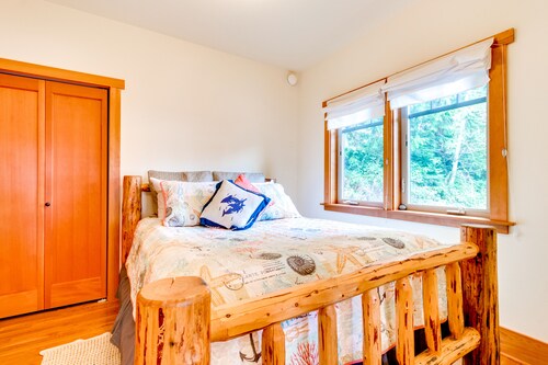 Bayfront, dog-friendly cottage with a lovely porch & beach access!