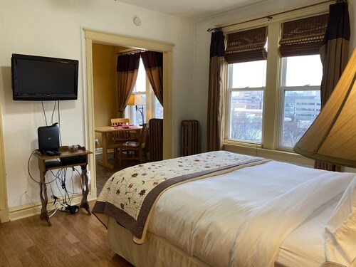Eliot: Fully Furnished Studio Across From SLU