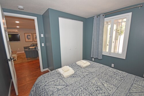 Charming, Fully Updated Cottage in Downtown Glen Arbor - Acc 6!