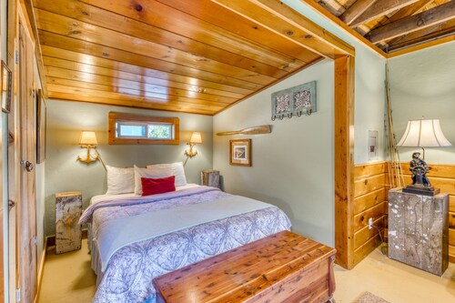 Cozy & well-decorated cabin with close beach access and dog friendly!