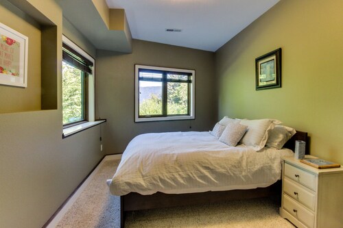 Secluded home w/ Columbia & Multnomah Falls views plus a private hot tub!