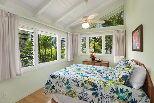 Steps to world-famous Hanalei Bay, walk to restaurants, ocean view lanai!