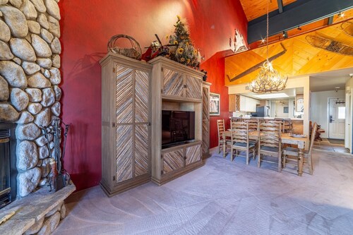 Ski-In/Ski-Out Condo w/ Private Jacuzzi & Mountain Views - #375