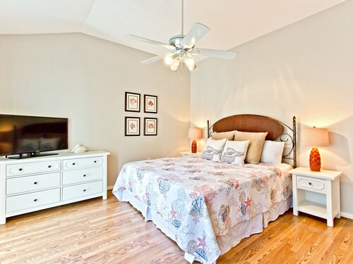 Pet-Friendly Apt Near Lighthouse, 1.5 Blocks To Beach