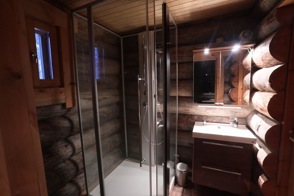 Traditional Chalet, 2 Bedrooms, Sauna, Lakeside - Bathroom