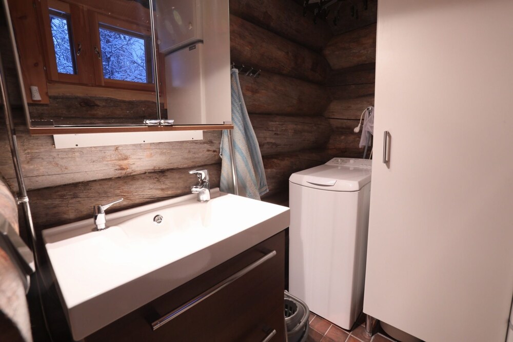 Traditional Chalet, 2 Bedrooms, Sauna, Lakeside - Bathroom Amenities
