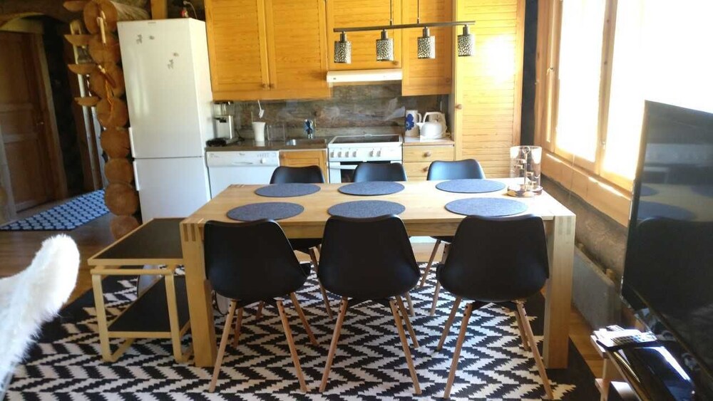 Traditional-chalet, 2 makuuhuonetta, Sauna, Järvinäköala - keittiö huoneessa