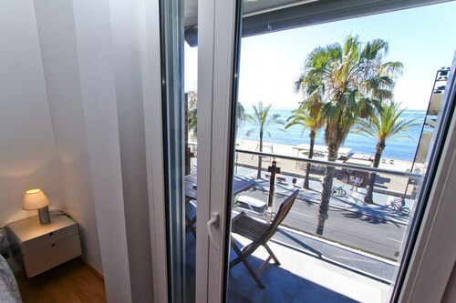SOLUXE piscine avec vue sur la mer, front de mer