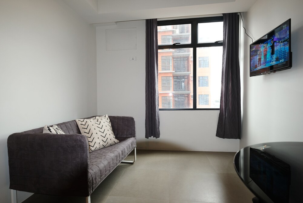 Room, 1 Bedroom - Living Room
