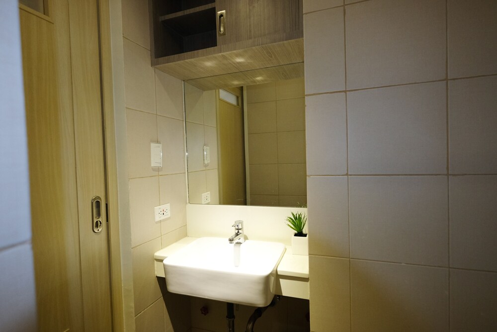 Room, 1 Bedroom - Bathroom Sink