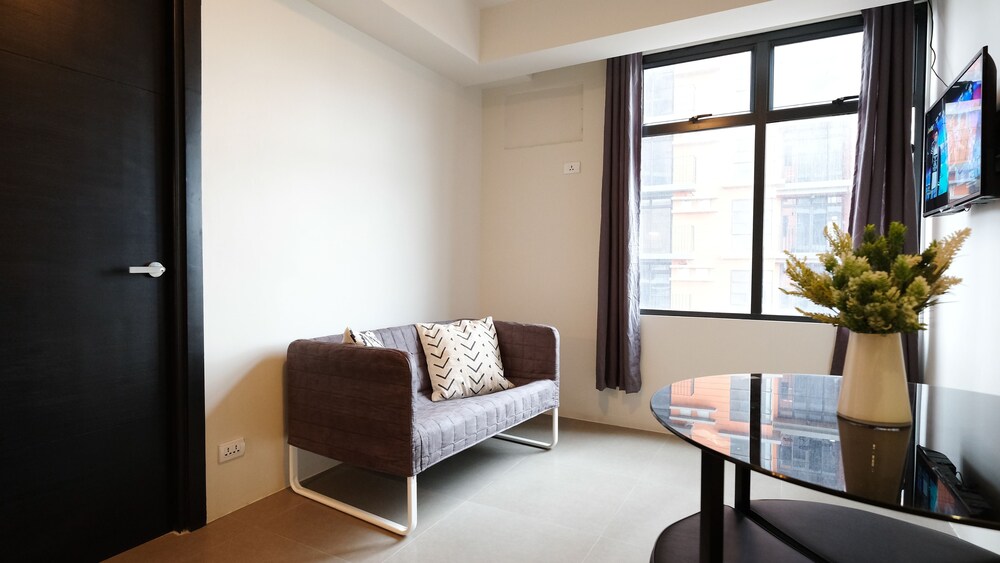Room, 1 Bedroom - Living Room