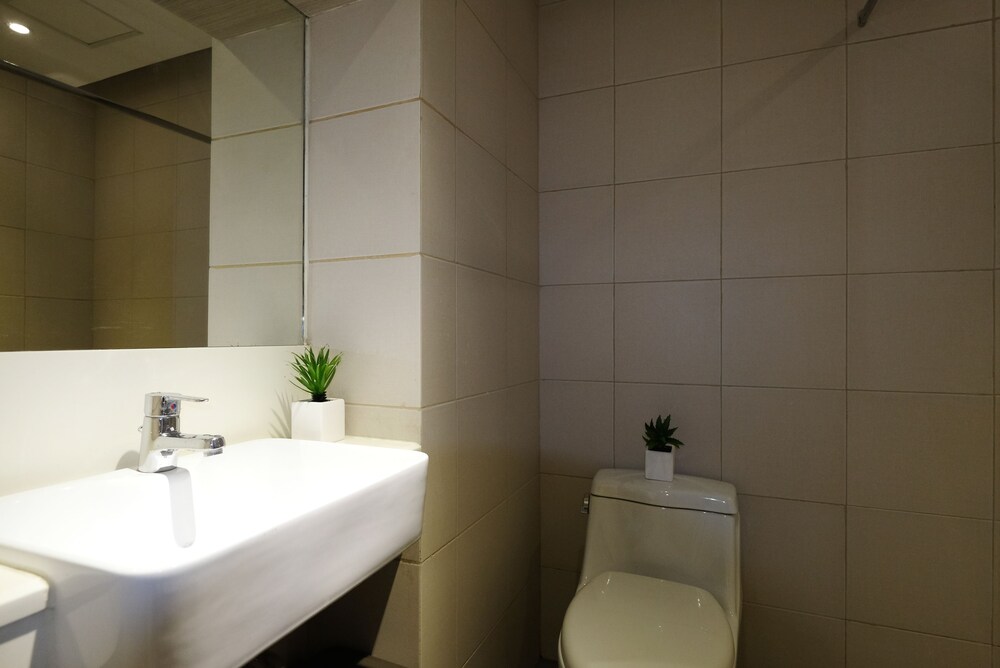 Room, 1 Bedroom - Bathroom