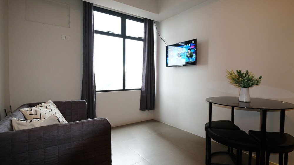 Room, 1 Bedroom - Living Room