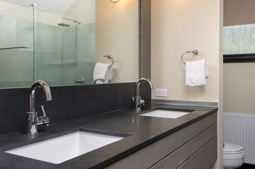 Modern Chalet with Fireplace, WiFi and Easy Ski Access