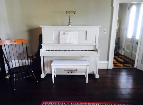 HISTORIC, SPACIOUS + PEACEFUL VICTORIAN FARMHOUSE- PERFECT GETAWAY!!