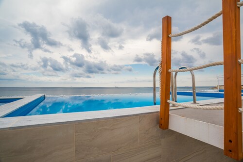 Stylish Sky villa with private pool and unobstructed sea view - The Waterfront
