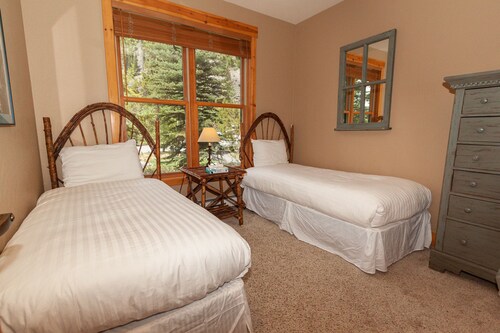 Charming 2-Bedroom Townhome, Private Laundry, Free Shuttle to Activities