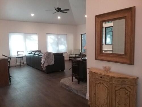 Custom new cottage, secluded, spacious with hot tub. 9 min from Nevada City