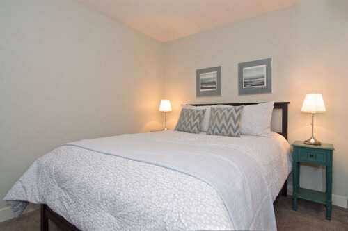 Cute and Cozy Creekside townhouse. Ground floor, easy access, free parking, 100 meters to lifts