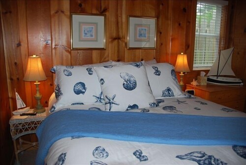 Charming Cozy Cottage w/ OceanView! Steps to Beach!!! W/ 2 large decks and WiFi!