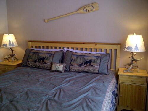 Discount for long stays! WiFi, Escape Away, BBQ, Dog Stays Free Lake Front House