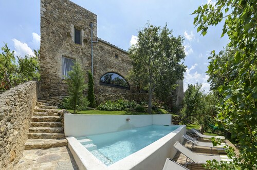 Maison en pierre avec piscine à 4 km de la mer et à côté de deux parcs naturels