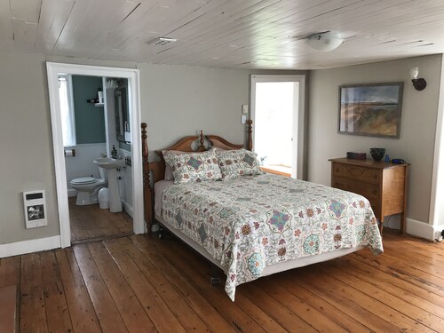 Two-Century-Old Cottage, Cozy And Full Of Charm, Within View of Bay Of Fundy