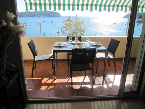 De luxe air-cond 2 bed apt close to beach with large terrace and sea view