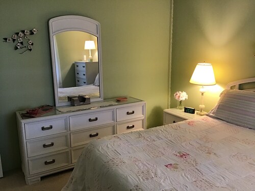 Beautifully Decorated Pet Friendly 2 Bdrm 2 Bath Home w/Golf Cart, BBQ