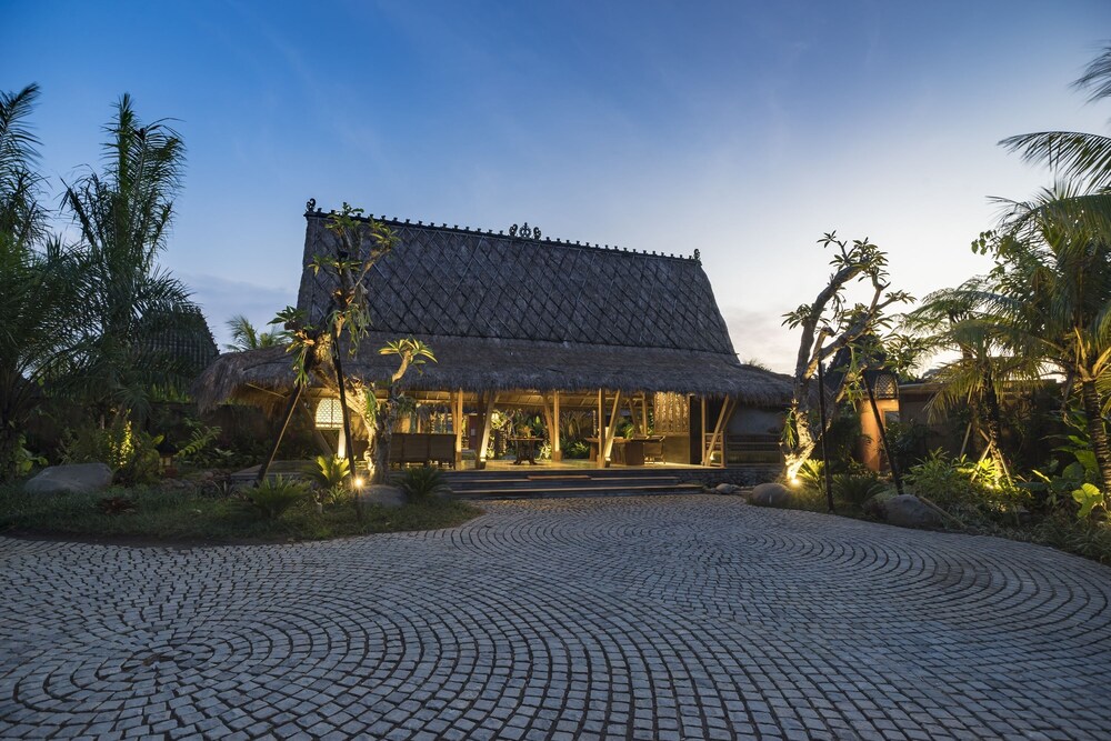 Facciata hotel (sera/notte)