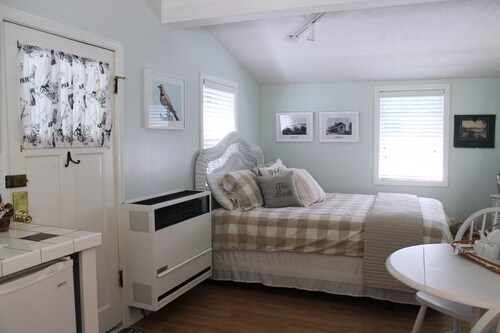 Charming Cottage in Historical Dist with Beautiful Gardens-5 minute walk to town