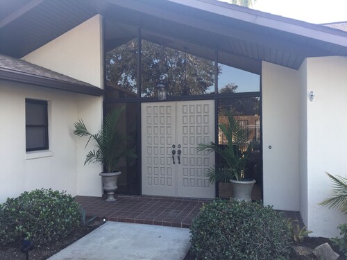 Waterfront sleeps 10 w/home theater - 7 kayaks and 2 paddle boards included