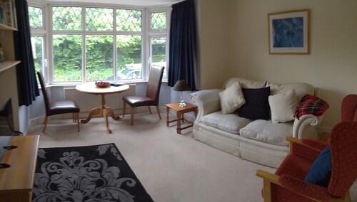 Chic country apartment stunning views, near villages & easy reach of London