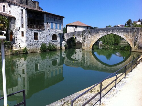 Charming French Village House Overlooking Historic Square - Maison Leschenault