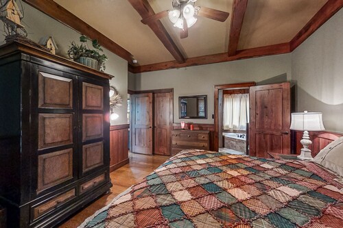 Mountain view cabin w/ private hot tub & deck - minutes from national park!