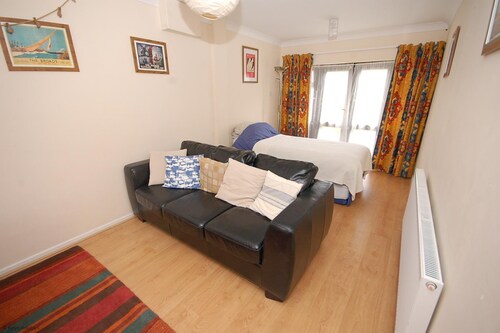 Modern town house within easy reach of beach, shops, restaurants & glorious North Norfolk Coastline