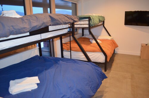 Stunning views overlooking Nederland, modern 3 BD totally ? solar powered home, sleeps 6