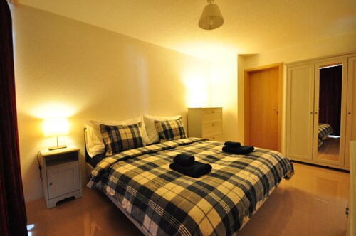 Famille cadre Appartement. 3 chambres à coucher. 2 Salle de bain. Grand espace social. Superbes vues.