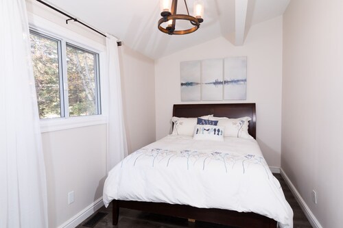 Enjoy Beautiful Sunset Views on Pristine Lake of Bays
