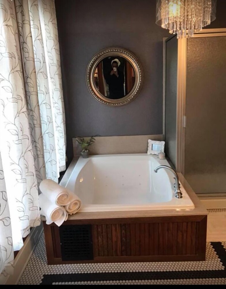 Deep Soaking Bathtub