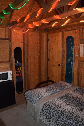 CABIN RETREAT-Come up and escape the HEAT-THREE story Tree House